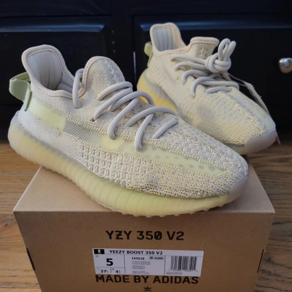 Yeezy Boost V2 (Size US5)